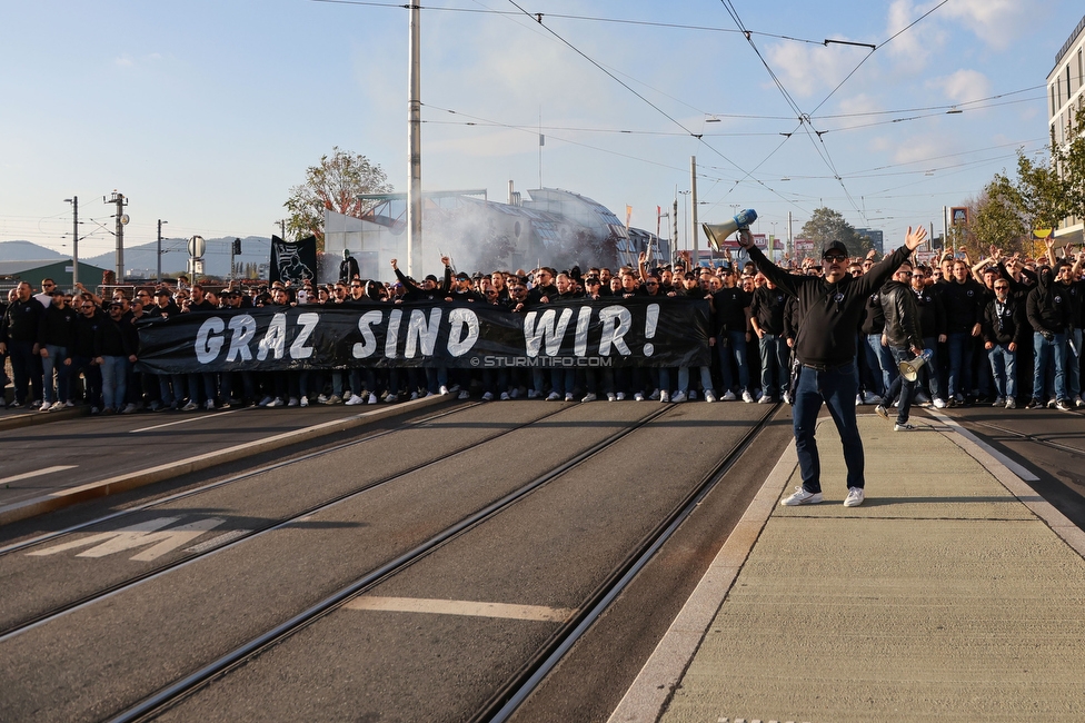 GAK - Sturm Graz
OEFB Cup, 3. Runde, Grazer AK 1902 - SK Sturm Graz, Stadion Liebenau Graz, 19.10.2022. 

Foto zeigt Fans von Sturm beim Corteo
