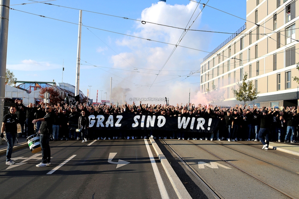 GAK - Sturm Graz
OEFB Cup, 3. Runde, Grazer AK 1902 - SK Sturm Graz, Stadion Liebenau Graz, 19.10.2022. 

Foto zeigt Fans von Sturm beim Corteo zum Stadion
