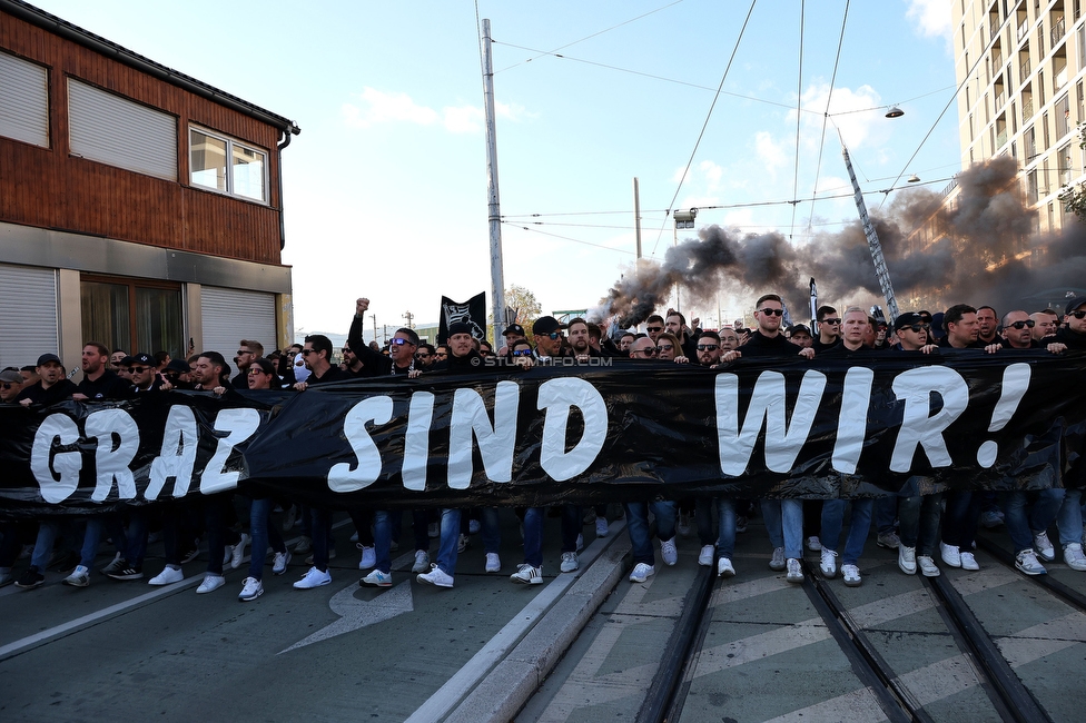 GAK - Sturm Graz
OEFB Cup, 3. Runde, Grazer AK 1902 - SK Sturm Graz, Stadion Liebenau Graz, 19.10.2022. 

Foto zeigt Fans von Sturm beim Corteo
