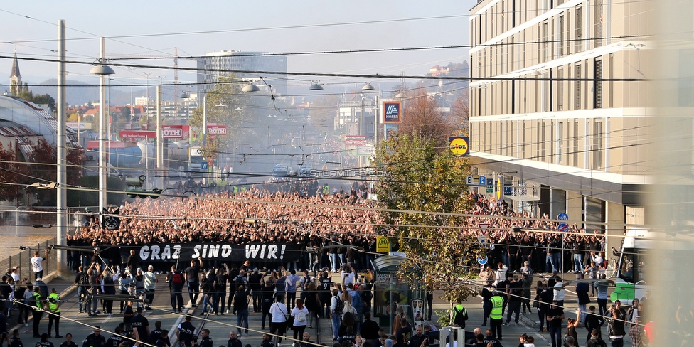 GAK - Sturm Graz
OEFB Cup, 3. Runde, Grazer AK 1902 - SK Sturm Graz, Stadion Liebenau Graz, 19.10.2022. 

Foto zeigt Fans von Sturm beim Corteo
