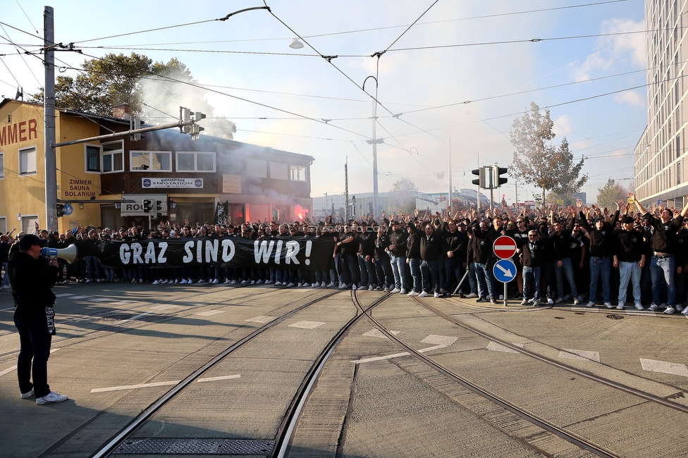 GAK - Sturm Graz
OEFB Cup, 3. Runde, Grazer AK 1902 - SK Sturm Graz, Stadion Liebenau Graz, 19.10.2022. 

Foto zeigt Fans von Sturm beim Corteo
