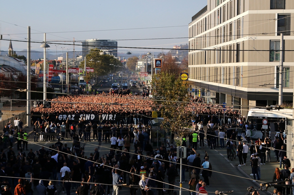 GAK - Sturm Graz
OEFB Cup, 3. Runde, Grazer AK 1902 - SK Sturm Graz, Stadion Liebenau Graz, 19.10.2022. 

Foto zeigt Fans von Sturm beim Corteo
