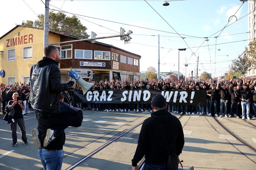 GAK - Sturm Graz
OEFB Cup, 3. Runde, Grazer AK 1902 - SK Sturm Graz, Stadion Liebenau Graz, 19.10.2022. 

Foto zeigt Fans von Sturm beim Corteo
