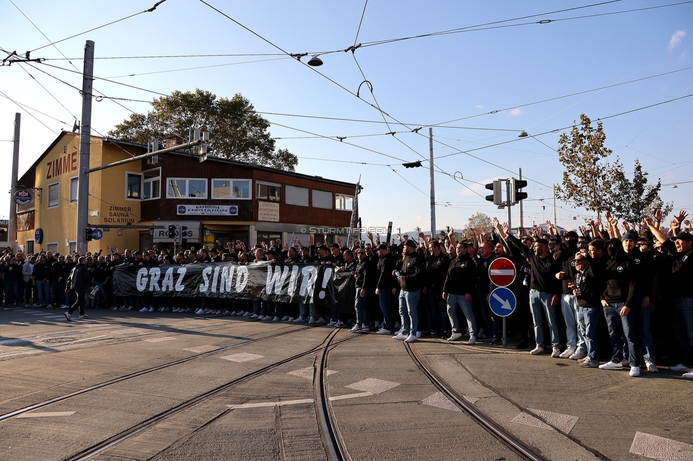 GAK - Sturm Graz
OEFB Cup, 3. Runde, Grazer AK 1902 - SK Sturm Graz, Stadion Liebenau Graz, 19.10.2022. 

Foto zeigt Fans von Sturm beim Corteo
