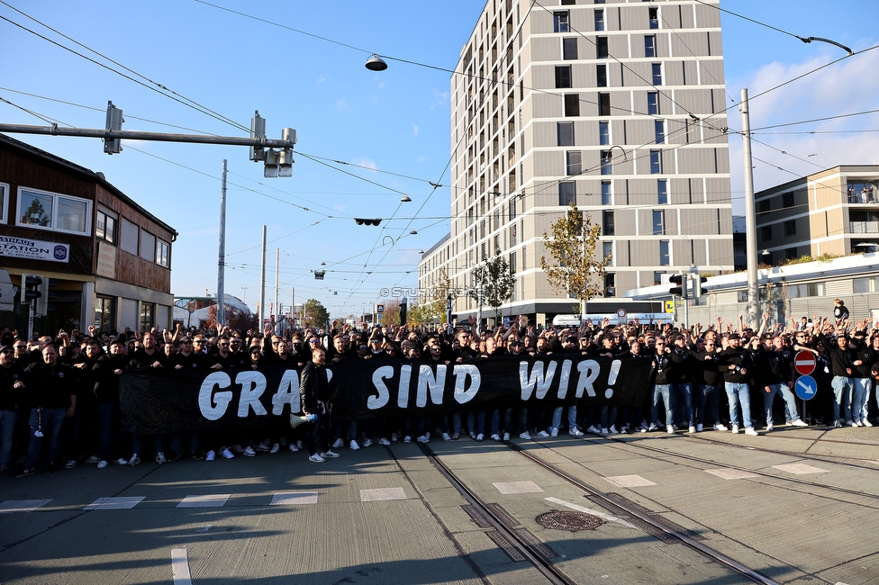 GAK - Sturm Graz
OEFB Cup, 3. Runde, Grazer AK 1902 - SK Sturm Graz, Stadion Liebenau Graz, 19.10.2022. 

Foto zeigt Fans von Sturm beim Corteo
