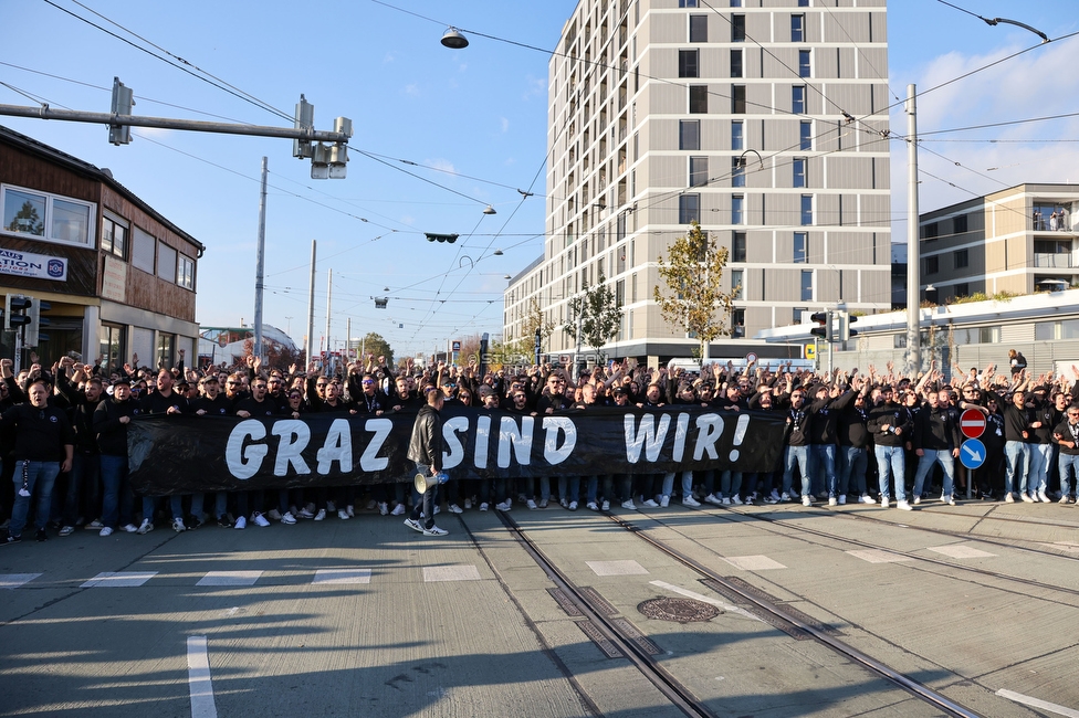 GAK - Sturm Graz
OEFB Cup, 3. Runde, Grazer AK 1902 - SK Sturm Graz, Stadion Liebenau Graz, 19.10.2022. 

Foto zeigt Fans von Sturm beim Corteo
