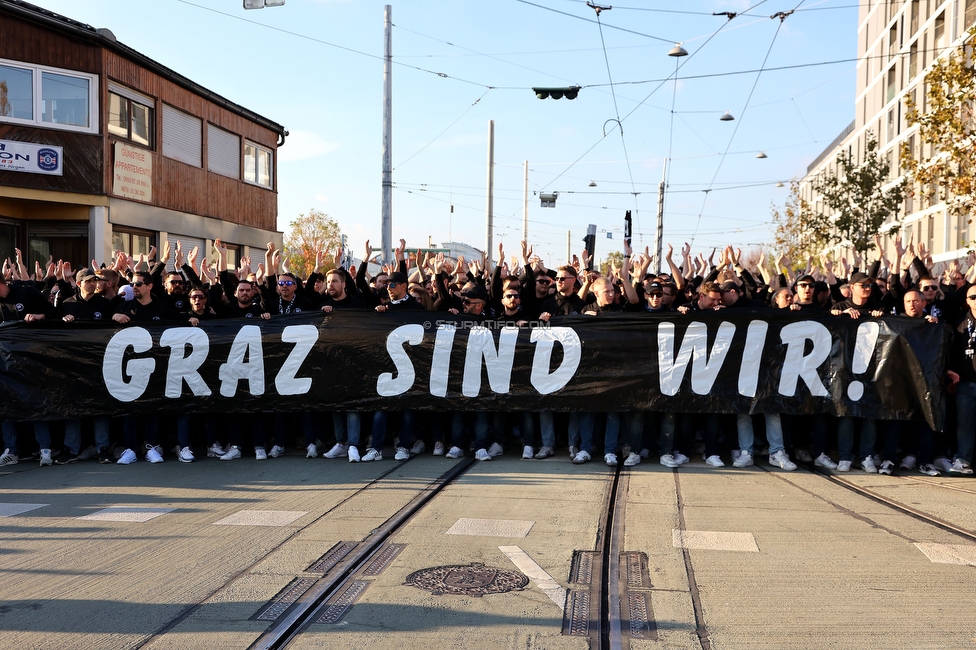 GAK - Sturm Graz
OEFB Cup, 3. Runde, Grazer AK 1902 - SK Sturm Graz, Stadion Liebenau Graz, 19.10.2022. 

Foto zeigt Fans von Sturm beim Corteo
