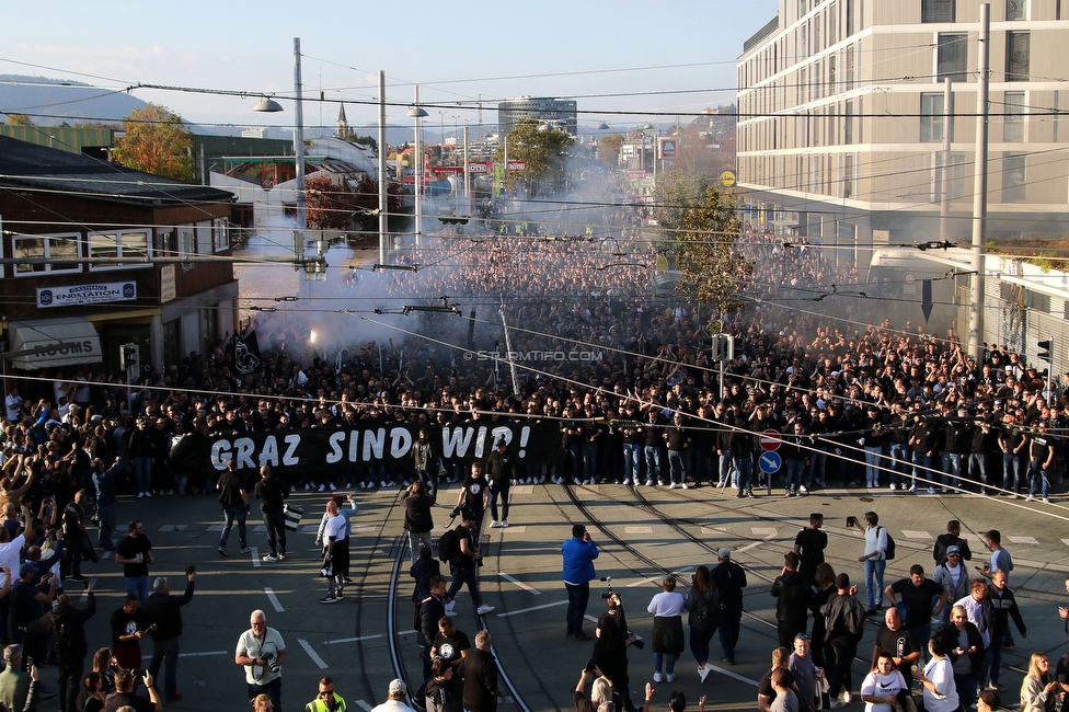 GAK - Sturm Graz
OEFB Cup, 3. Runde, Grazer AK 1902 - SK Sturm Graz, Stadion Liebenau Graz, 19.10.2022. 

Foto zeigt Fans von Sturm beim Corteo
