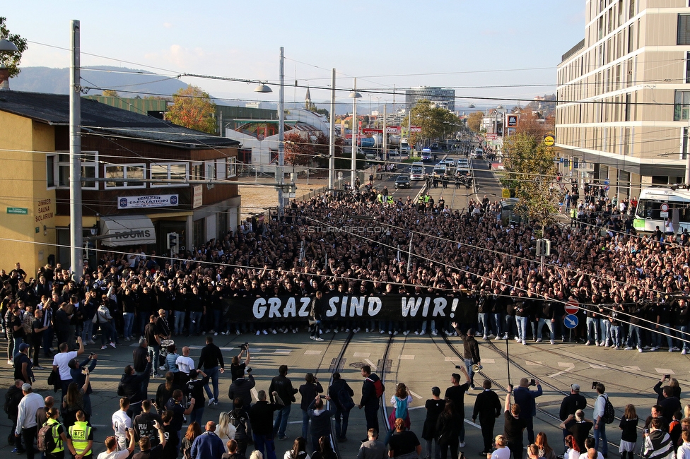 GAK - Sturm Graz
OEFB Cup, 3. Runde, Grazer AK 1902 - SK Sturm Graz, Stadion Liebenau Graz, 19.10.2022. 

Foto zeigt Fans von Sturm beim Corteo
