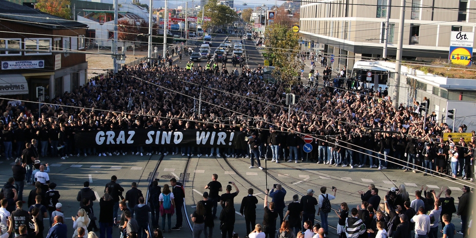 GAK - Sturm Graz
OEFB Cup, 3. Runde, Grazer AK 1902 - SK Sturm Graz, Stadion Liebenau Graz, 19.10.2022. 

Foto zeigt Fans von Sturm beim Corteo
