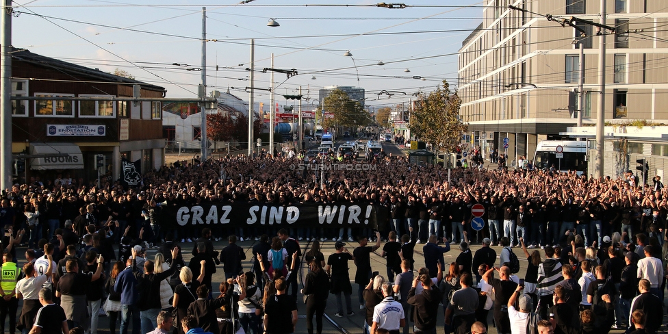 GAK - Sturm Graz
OEFB Cup, 3. Runde, Grazer AK 1902 - SK Sturm Graz, Stadion Liebenau Graz, 19.10.2022. 

Foto zeigt Fans von Sturm beim Corteo
