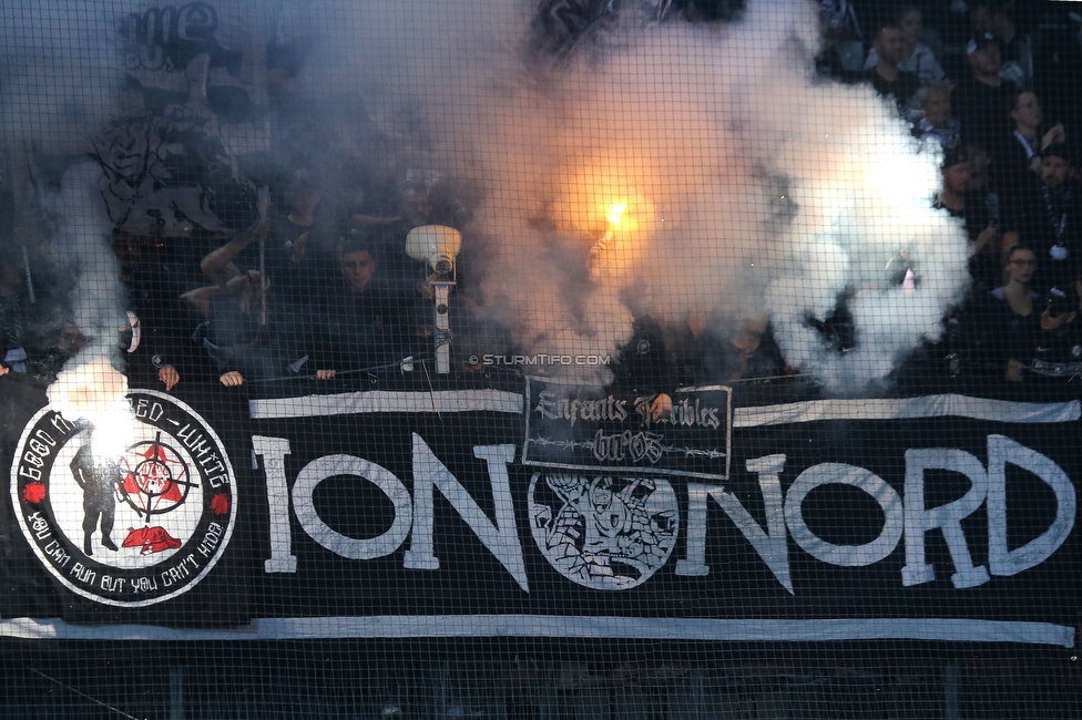 GAK - Sturm Graz
OEFB Cup, 3. Runde, Grazer AK 1902 - SK Sturm Graz, Stadion Liebenau Graz, 19.10.2022. 

Foto zeigt Fans von Sturm mit Pyrotechnik
