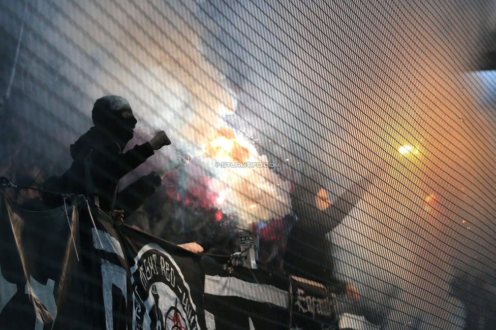 GAK - Sturm Graz
OEFB Cup, 3. Runde, Grazer AK 1902 - SK Sturm Graz, Stadion Liebenau Graz, 19.10.2022. 

Foto zeigt Fans von Sturm mit Pyrotechnik
