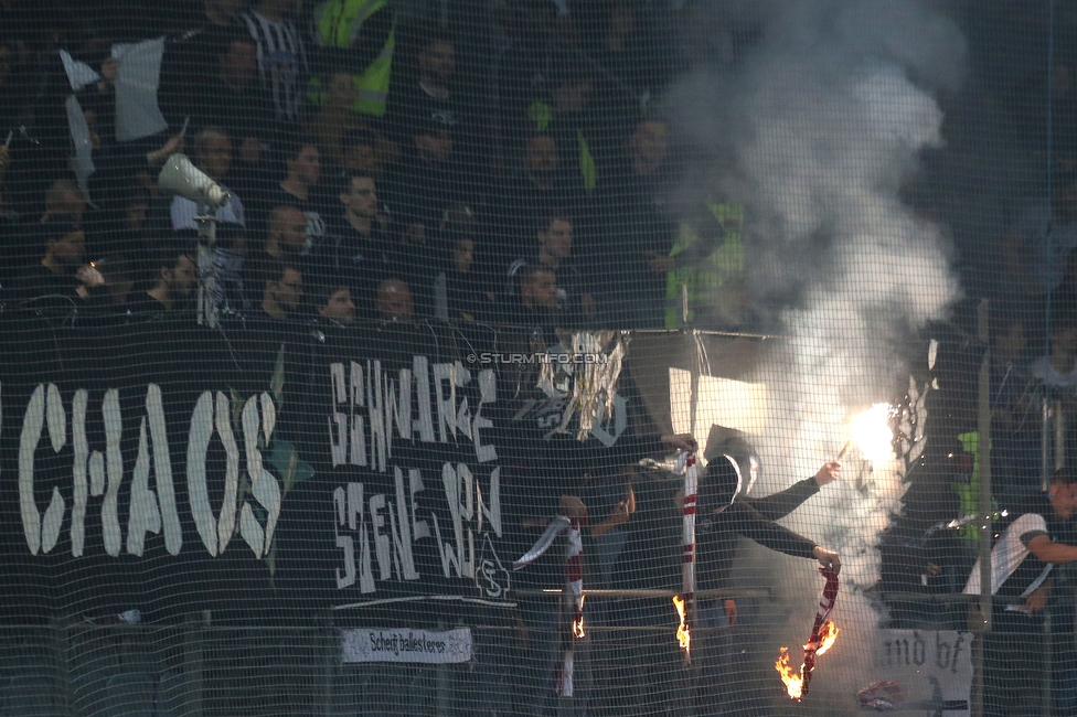 GAK - Sturm Graz
OEFB Cup, 3. Runde, Grazer AK 1902 - SK Sturm Graz, Stadion Liebenau Graz, 19.10.2022. 

Foto zeigt Fans von Sturm mit Pyrotechnik
