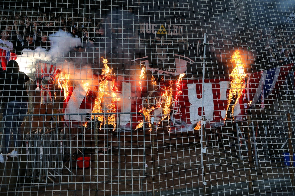 GAK - Sturm Graz
OEFB Cup, 3. Runde, Grazer AK 1902 - SK Sturm Graz, Stadion Liebenau Graz, 19.10.2022. 

Foto zeigt Fans von Sturm mit Pyrotechnik
