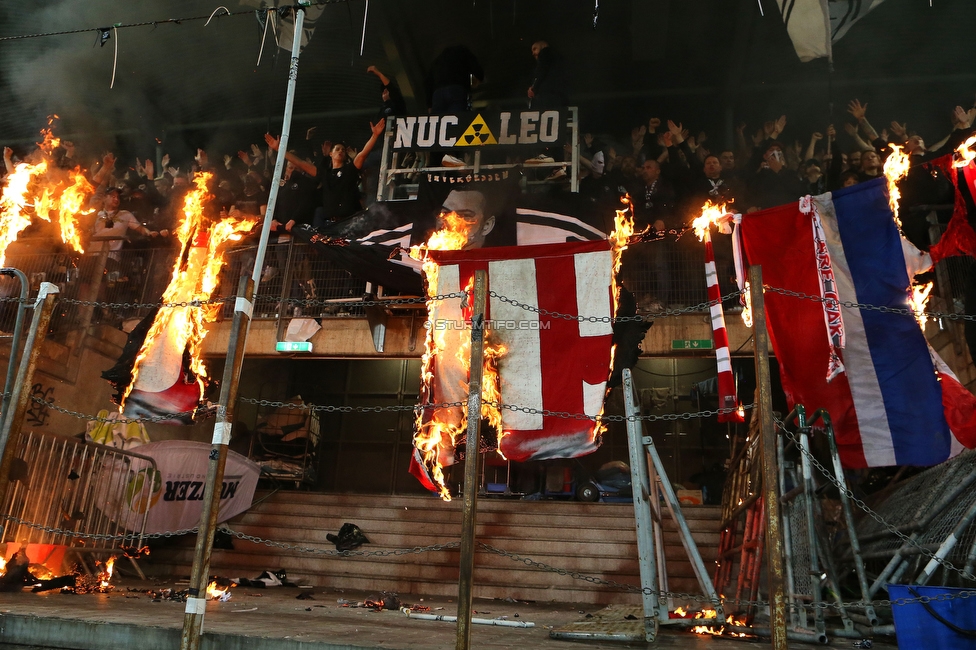 GAK - Sturm Graz
OEFB Cup, 3. Runde, Grazer AK 1902 - SK Sturm Graz, Stadion Liebenau Graz, 19.10.2022. 

Foto zeigt Fans von Sturm mit Pyrotechnik
