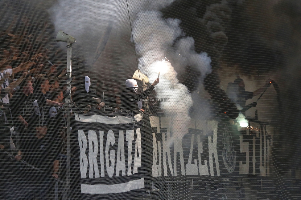 GAK - Sturm Graz
OEFB Cup, 3. Runde, Grazer AK 1902 - SK Sturm Graz, Stadion Liebenau Graz, 19.10.2022. 

Foto zeigt Fans von Sturm mit Pyrotechnik
