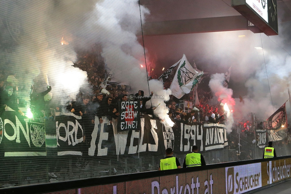 GAK - Sturm Graz
OEFB Cup, 3. Runde, Grazer AK 1902 - SK Sturm Graz, Stadion Liebenau Graz, 19.10.2022. 

Foto zeigt Fans von Sturm mit Pyrotechnik
