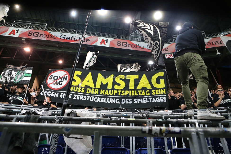 Salzburg - Sturm Graz
Oesterreichische Fussball Bundesliga, 13. Runde, FC Red Bull Salzburg - SK Sturm Graz, Red Bull Arena Salzburg, 22.10.2022. 

Foto zeigt Fans von Sturm mit einem Spruchband
Schlüsselwörter: samstag