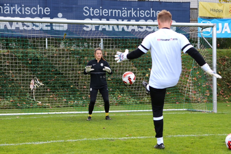 Sturm Damen - Wacker Innsbruck
OEFB Frauen Bundesliga, 7. Runde, SK Sturm Graz Damen - FC Wacker Innsbruck, MURAUER Bier Arena - StFV Graz, 23.05.2022. 

Foto zeigt Vanessa Gritzner (Sturm Damen) und Daniel Gutschi (Torwart Trainer Sturm Damen)
