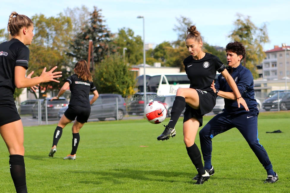 Sturm Damen - Wacker Innsbruck
OEFB Frauen Bundesliga, 7. Runde, SK Sturm Graz Damen - FC Wacker Innsbruck, MURAUER Bier Arena - StFV Graz, 23.05.2022. 

Foto zeigt Michela Croatto (Sturm Damen) und Emily Cancienne (Assistenz Trainer Sturm Damen)
