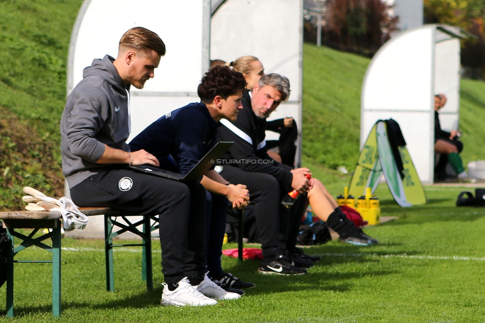 Sturm Damen - Wacker Innsbruck
OEFB Frauen Bundesliga, 7. Runde, SK Sturm Graz Damen - FC Wacker Innsbruck, MURAUER Bier Arena - StFV Graz, 23.05.2022. 

Foto zeigt Michael Erlitz (Betreuer Sturm Damen) , Emily Cancienne (Assistenz Trainer Sturm Damen) und Christian Lang (Cheftrainer Sturm Damen)
