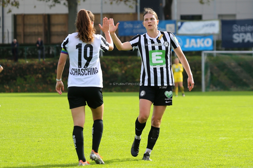 Sturm Damen - Wacker Innsbruck
OEFB Frauen Bundesliga, 7. Runde, SK Sturm Graz Damen - FC Wacker Innsbruck, MURAUER Bier Arena - StFV Graz, 23.05.2022. 

Foto zeigt Annabel Schasching (Sturm Damen) und Sophie Maierhofer (Sturm Damen)
