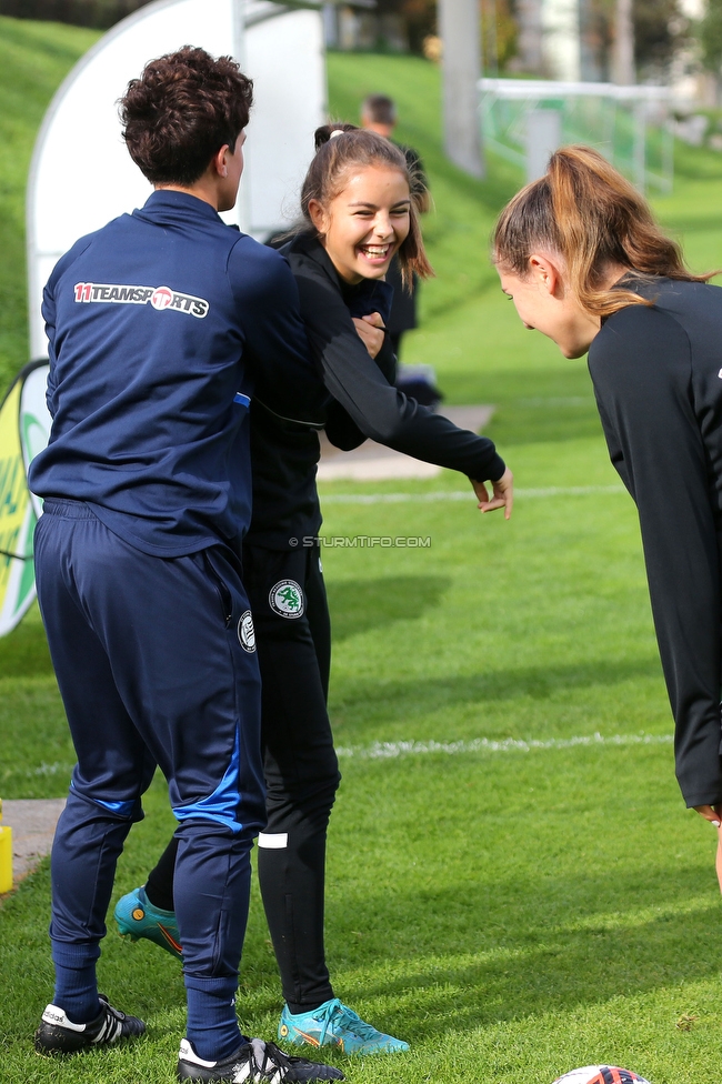 Sturm Damen - Wacker Innsbruck
OEFB Frauen Bundesliga, 7. Runde, SK Sturm Graz Damen - FC Wacker Innsbruck, MURAUER Bier Arena - StFV Graz, 23.05.2022. 

Foto zeigt Emily Cancienne (Assistenz Trainer Sturm Damen) und Jasmin Reichmann (Sturm Damen)
