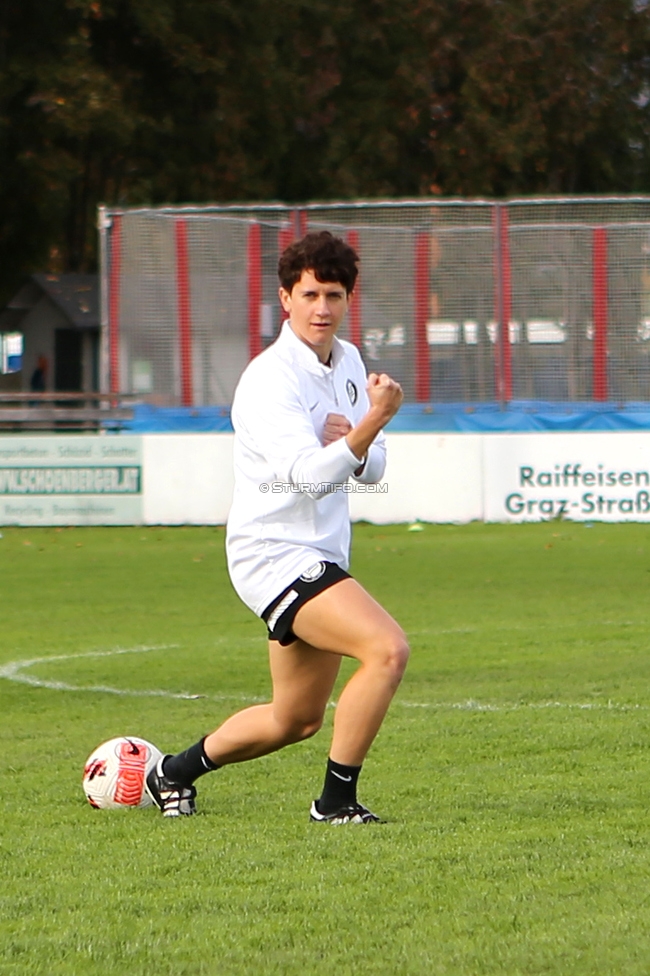 LUV Graz - Sturm Graz
OEFB Frauen Cup, Union LUV Graz - SK Sturm Graz, Sportplatz Union LUV Graz, 26.10.2022. 

Foto zeigt Emily Cancienne (Assistenz Trainer Sturm Damen)
