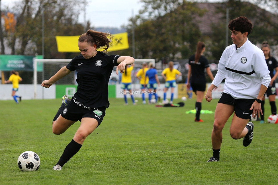 LUV Graz - Sturm Graz
OEFB Frauen Cup, Union LUV Graz - SK Sturm Graz, Sportplatz Union LUV Graz, 26.10.2022. 

Foto zeigt Julia Keutz (Sturm Damen) und Emily Cancienne (Assistenz Trainer Sturm Damen)
