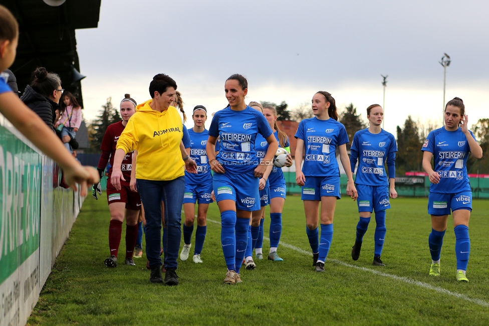 LUV Graz - Sturm Graz
OEFB Frauen Cup, Union LUV Graz - SK Sturm Graz, Sportplatz Union LUV Graz, 26.10.2022. 

Foto zeigt die Mannschaft von LUV Graz
