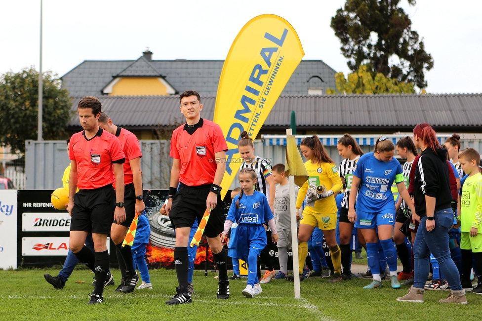 LUV Graz - Sturm Graz
OEFB Frauen Cup, Union LUV Graz - SK Sturm Graz, Sportplatz Union LUV Graz, 26.10.2022. 

Foto zeigt das Schiedsrichterteam
