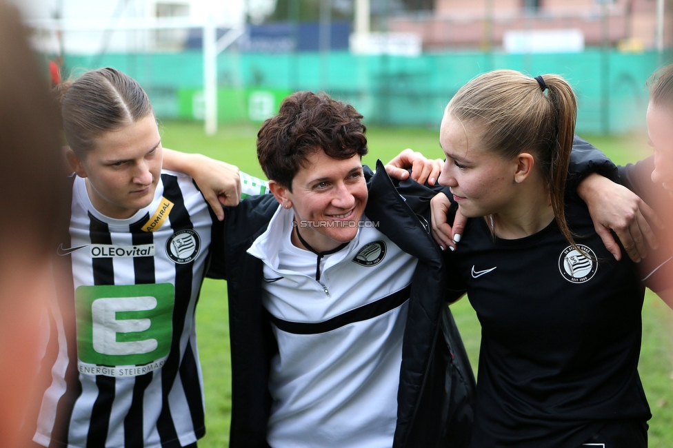 LUV Graz - Sturm Graz
OEFB Frauen Cup, Union LUV Graz - SK Sturm Graz, Sportplatz Union LUV Graz, 26.10.2022. 

Foto zeigt Sophie Maierhofer (Sturm Damen), Emily Cancienne (Assistenz Trainer Sturm Damen) und Anna Maria Wirnsberger (Sturm Damen)
