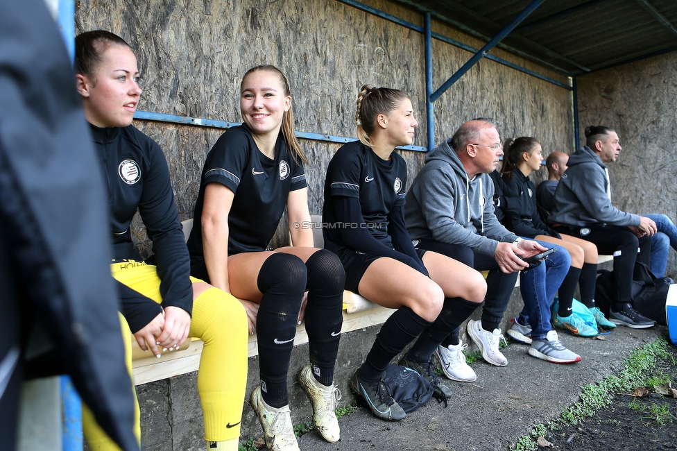 LUV Graz - Sturm Graz
OEFB Frauen Cup, Union LUV Graz - SK Sturm Graz, Sportplatz Union LUV Graz, 26.10.2022. 

Foto zeigt Mariella El Sherif (Sturm Damen) und Anna Maria Wirnsberger (Sturm Damen)
