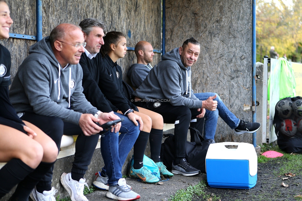 LUV Graz - Sturm Graz
OEFB Frauen Cup, Union LUV Graz - SK Sturm Graz, Sportplatz Union LUV Graz, 26.10.2022. 

Foto zeigt Christian Roehrling (Konditionstrainer Sturm Damen), Christian Lang (Cheftrainer Sturm Damen), Jasmin Reichmann (Sturm Damen), Markus Mussbacher (Masseur Sturm Damen) und Mario Karner (Sektionsleiter Sturm Damen)
