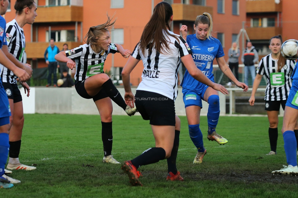 LUV Graz - Sturm Graz
OEFB Frauen Cup, Union LUV Graz - SK Sturm Graz, Sportplatz Union LUV Graz, 26.10.2022. 

Foto zeigt Anna Malle (Sturm Damen) und Anna Maria Wirnsberger (Sturm Damen)
