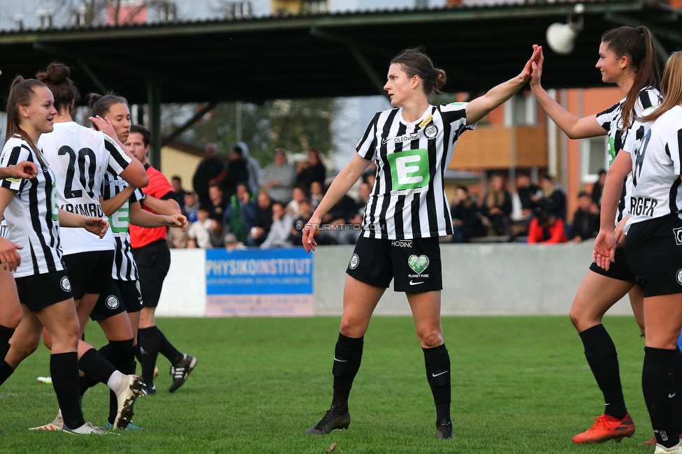 LUV Graz - Sturm Graz
OEFB Frauen Cup, Union LUV Graz - SK Sturm Graz, Sportplatz Union LUV Graz, 26.10.2022. 

Foto zeigt #std15 und Anna Malle (Sturm Damen)
