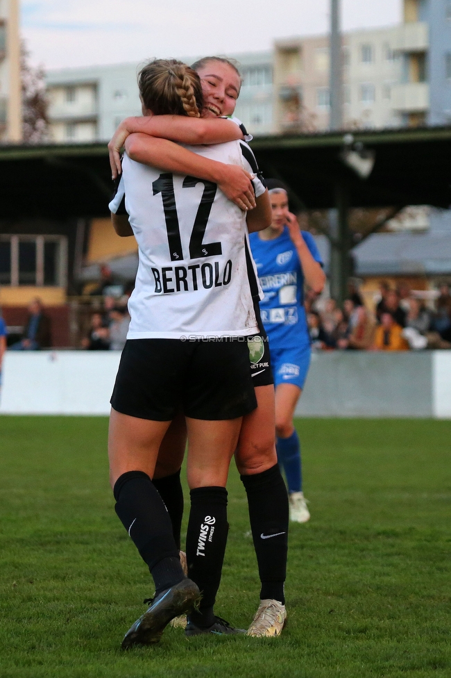 LUV Graz - Sturm Graz
OEFB Frauen Cup, Union LUV Graz - SK Sturm Graz, Sportplatz Union LUV Graz, 26.10.2022. 

Foto zeigt Anna Maria Wirnsberger (Sturm Damen) und Sophia Bertolo (Sturm Damen)
