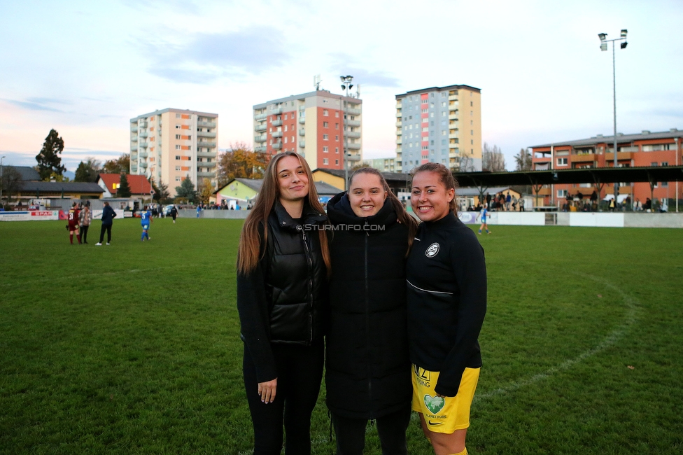 LUV Graz - Sturm Graz
OEFB Frauen Cup, Union LUV Graz - SK Sturm Graz, Sportplatz Union LUV Graz, 26.10.2022. 

Foto zeigt Merle Kirschstein (Sturm Damen), Lilli Purtscheller (Sturm Damen) und Mariella El Sherif (Sturm Damen)
