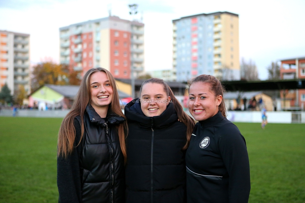 LUV Graz - Sturm Graz
OEFB Frauen Cup, Union LUV Graz - SK Sturm Graz, Sportplatz Union LUV Graz, 26.10.2022. 

Foto zeigt Merle Kirschstein (Sturm Damen), Lilli Purtscheller (Sturm Damen) und Mariella El Sherif (Sturm Damen)
