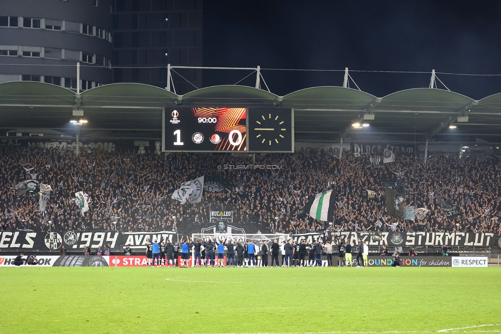 Sturm Graz - Feyenoord
UEFA Europa League Gruppenphase 5. Spieltag, SK Sturm Graz - Feyenoord Rotterdam, Stadion Liebenau Graz, 27.10.2022. 

Foto zeigt Fans von Sturm und die Mannschaft von Sturm
