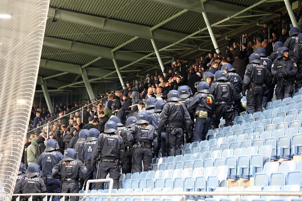 Sturm Graz - Feyenoord
UEFA Europa League Gruppenphase 5. Spieltag, SK Sturm Graz - Feyenoord Rotterdam, Stadion Liebenau Graz, 27.10.2022. 

Foto zeigt Polizei und Fans von Feyenoord
