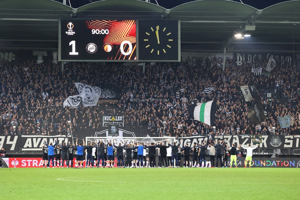 Sturm Graz - Feyenoord
UEFA Europa League Gruppenphase 5. Spieltag, SK Sturm Graz - Feyenoord Rotterdam, Stadion Liebenau Graz, 27.10.2022. 

Foto zeigt die Mannschaft von Sturm und Fans von Sturm
