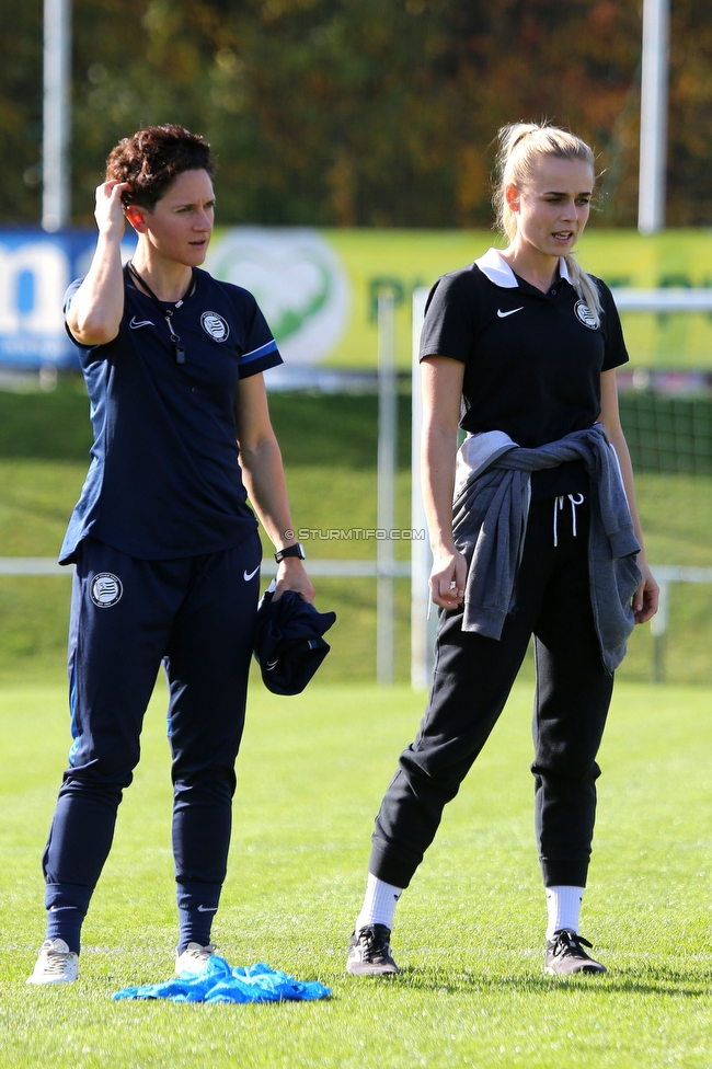 Altenmarkt - Sturm Graz
OEFB Frauen Bundesliga, 8. Runde, SKV Altenmarkt - SK Sturm Graz, Sportplatz Altenmarkt-Tr. SKV, 29.10.2022. 

Foto zeigt Emily Cancienne (Assistenz Trainer Sturm Damen) und Carmen Schauer (Betreuerin Sturm Damen)
