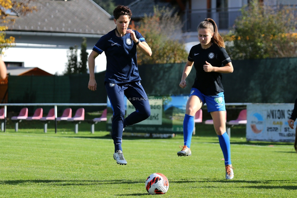 Altenmarkt - Sturm Graz
OEFB Frauen Bundesliga, 8. Runde, SKV Altenmarkt - SK Sturm Graz, Sportplatz Altenmarkt-Tr. SKV, 29.10.2022. 

Foto zeigt Emily Cancienne (Assistenz Trainer Sturm Damen) und Annabel Schasching (Sturm Damen)
