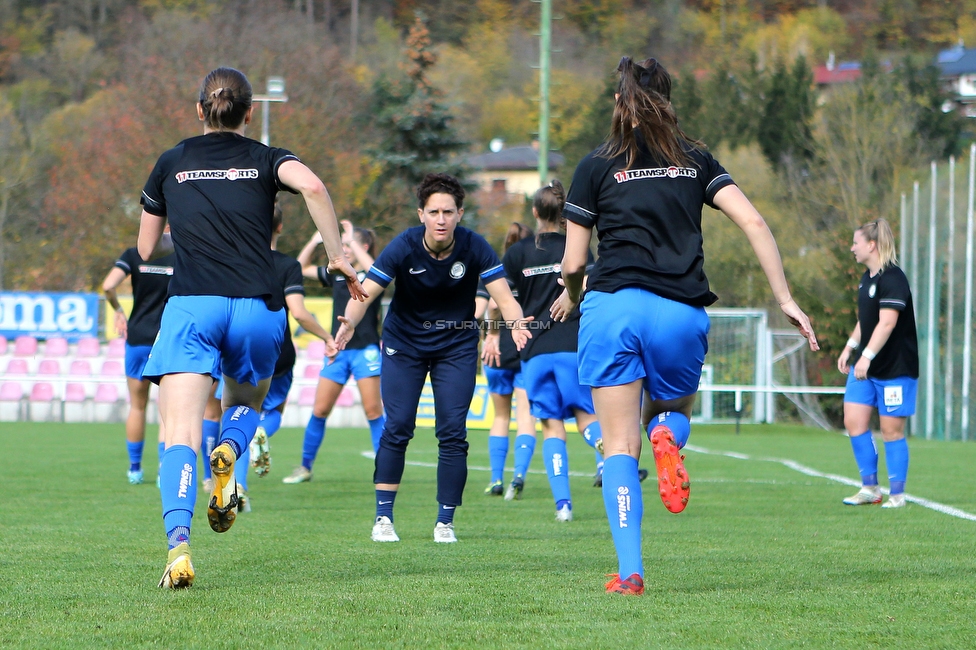 Altenmarkt - Sturm Graz
OEFB Frauen Bundesliga, 8. Runde, SKV Altenmarkt - SK Sturm Graz, Sportplatz Altenmarkt-Tr. SKV, 29.10.2022. 

Foto zeigt Emily Cancienne (Assistenz Trainer Sturm Damen)
