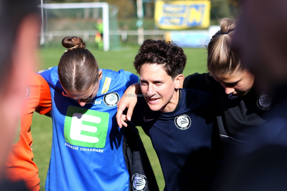 Altenmarkt - Sturm Graz
OEFB Frauen Bundesliga, 8. Runde, SKV Altenmarkt - SK Sturm Graz, Sportplatz Altenmarkt-Tr. SKV, 29.10.2022. 

Foto zeigt Sophie Maierhofer (Sturm Damen) und Emily Cancienne (Assistenz Trainer Sturm Damen)
