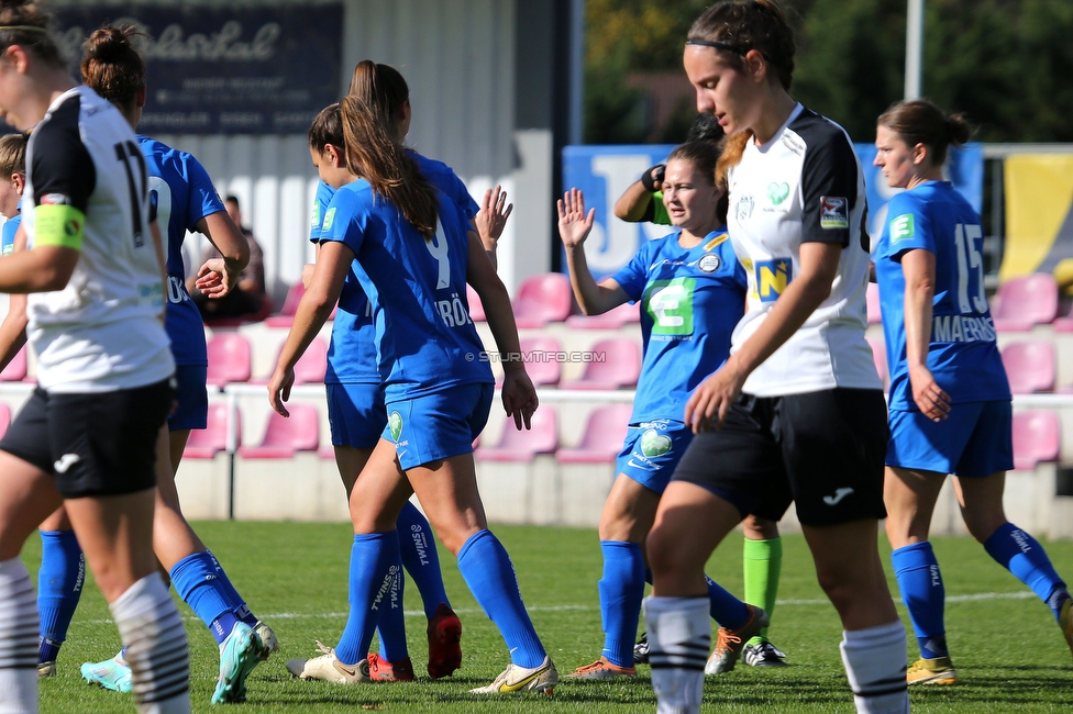 Altenmarkt - Sturm Graz
OEFB Frauen Bundesliga, 8. Runde, SKV Altenmarkt - SK Sturm Graz, Sportplatz Altenmarkt-Tr. SKV, 29.10.2022. 

Foto zeigt Valentina Kroell (Sturm Damen), Annabel Schasching (Sturm Damen) und Sophie Maierhofer (Sturm Damen)
