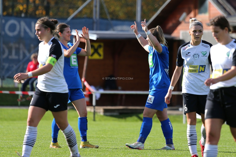 Altenmarkt - Sturm Graz
OEFB Frauen Bundesliga, 8. Runde, SKV Altenmarkt - SK Sturm Graz, Sportplatz Altenmarkt-Tr. SKV, 29.10.2022. 

Foto zeigt Julia Matuschewski (Sturm Damen) und Sophie Maierhofer (Sturm Damen)
