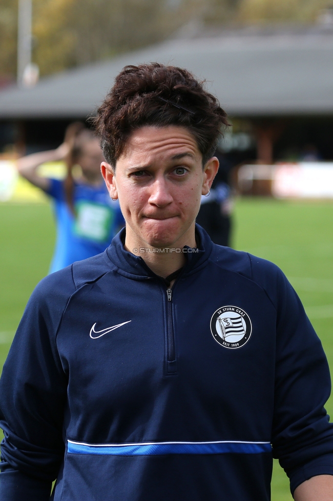 Altenmarkt - Sturm Graz
OEFB Frauen Bundesliga, 8. Runde, SKV Altenmarkt - SK Sturm Graz, Sportplatz Altenmarkt-Tr. SKV, 29.10.2022. 

Foto zeigt Emily Cancienne (Assistenz Trainer Sturm Damen)
